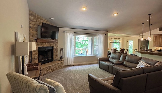 Five Stones Retreat! - Minutes to OZ Trails + Golf