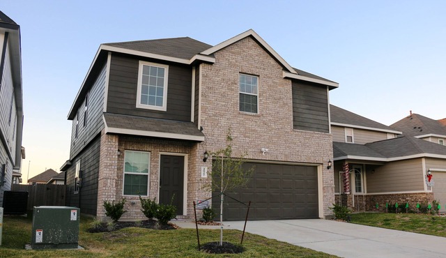 Fly-In Convenience: Cozy Home minutes from IAH