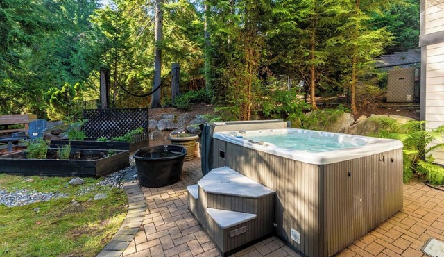 Forest Getaway 2 Bedroom Suite with Hot & Cold Tub