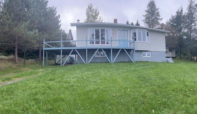 Forget your worries in this spacious 3 bedroom, 2 bathroom , serene space.