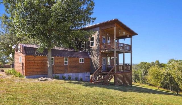 Fox Wood Cabin with Hot Tub, family-friendly, 50 acres, hiking trail, three decks, only 15 min to downtown Eureka!