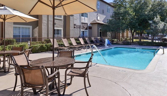 Free Breakfast Buffet + Outdoor Pool + Free Wi-Fi | Comfy Suite