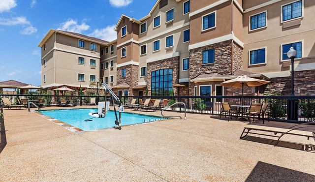 Free Breakfast. Outdoor Pool. King Suite w/Easy Access to Convention Center