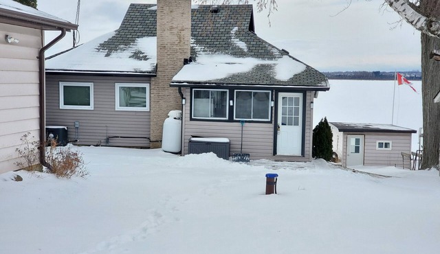 Front lake view cottage with peace and quite place
