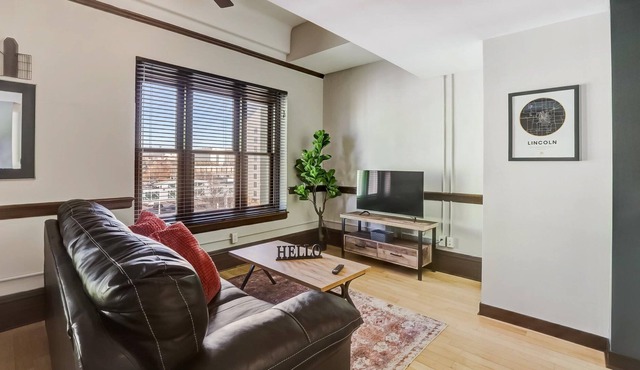 Frontdesk | 2 BR Apt by Nebraska State Capitol