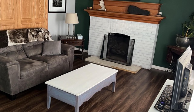 Fully equipped upper unit.Family friendly locating next to the rec centre.nn
