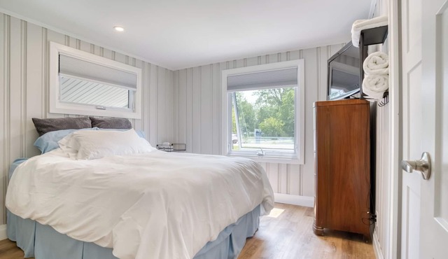 Fully renovated lakefront cottage on lake St. Clair in Lighthouse Cove, ON