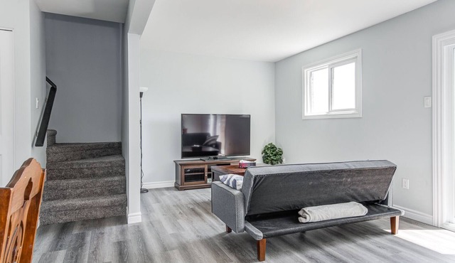 Fully Renovated Townhouse with New Foosball Table!