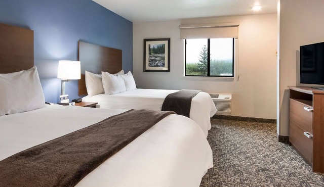 Fun & Comfy! 2 Queen Beds + Recliner Suite w/Kitchen Near Campus & River Trails