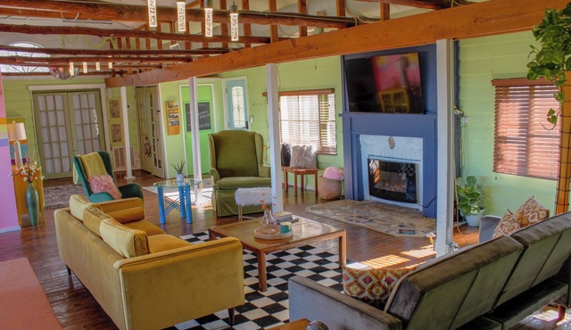 Fun cottage w/VIEW, minutes to downtown Eureka Springs, Beaver Lake, White River