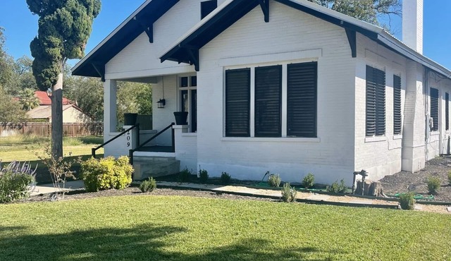 Gem on Spring-Upscale home walk to Main sleeps 11