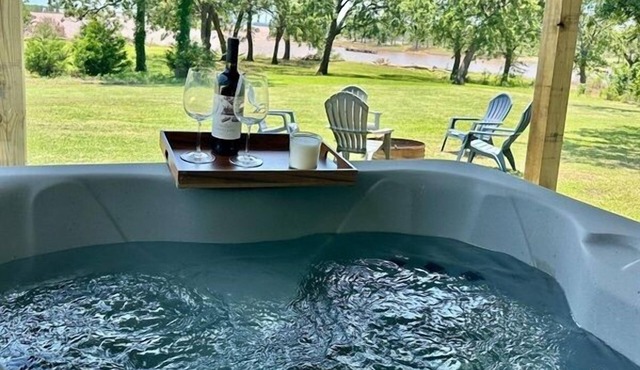 Golden Pine - LAKEFRONT getaway Cabin with a Jacuzzi in Texoma Shores Resort
