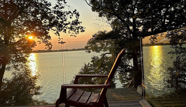 Gorgeous 3 bedroom lakefront cottage in Prince Edward County