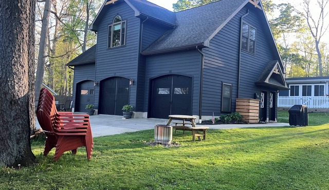 Gorgeous cottage on Silver Lake. Golfing, boating, hiking and more!