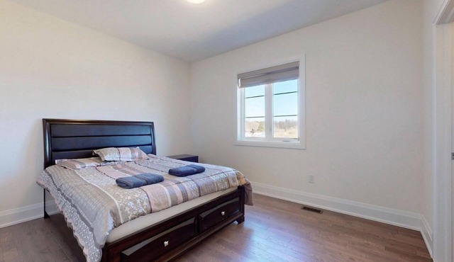 Gorgeous ensuite bedroom in a large house kitchen lounge garden near Wonderland!