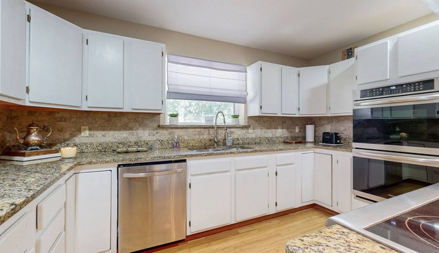 Gorgeous Lakefront Home, private dock and short walk to beach