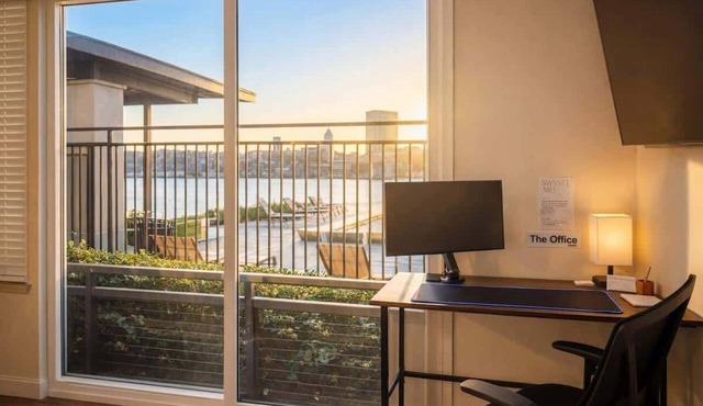 Gorgeous Luxury Lake View Suite | Gym & Pool