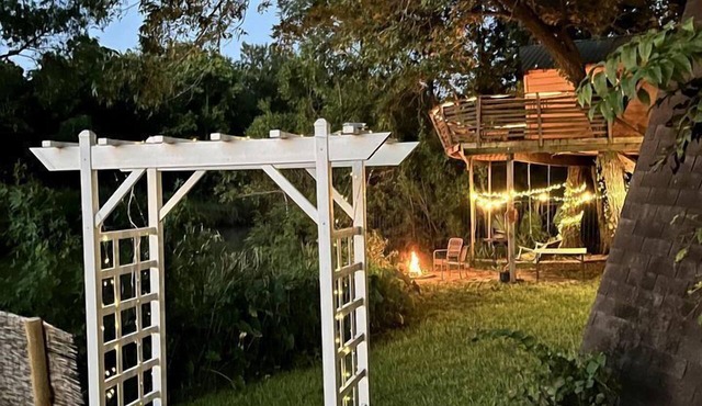 Gorgeous Tree House Rental with Lake Views for Glamping in Texas