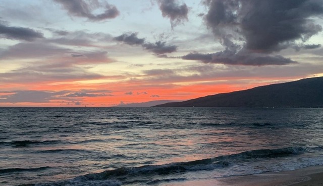 Gorgeous views, lakefront home with sandy beaches, dog friendly, hot tub