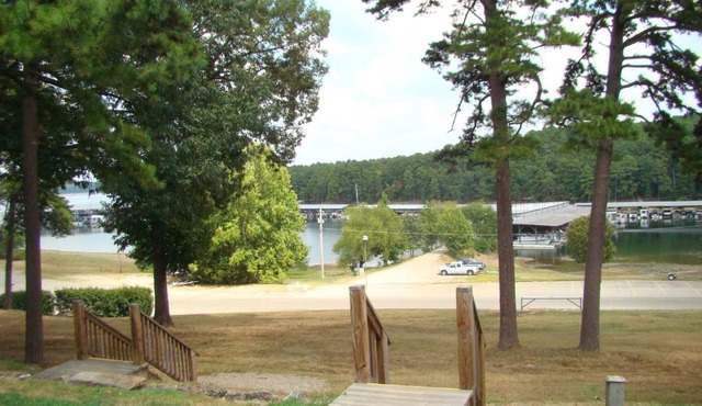 GR6 - Mountain Harbor Queen Guest Room on Lake Ouachita