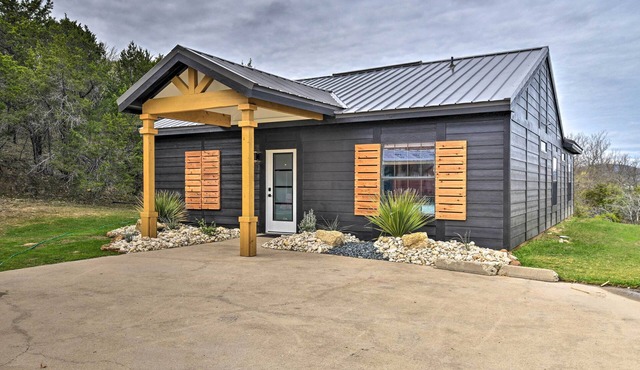 Graford Cabin w/Rooftop Deck & Lake Views!