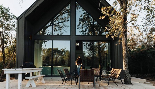 Granbury Luxury Cabin/Hot Tub/Brazos River/30 Acres/Sleeps 14