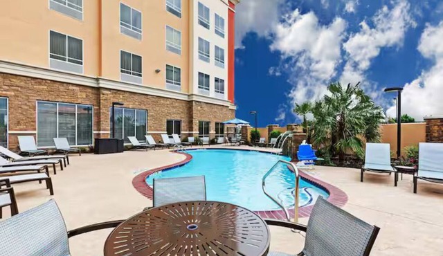 Grandscape Getaway – King/Breakfast/Pool