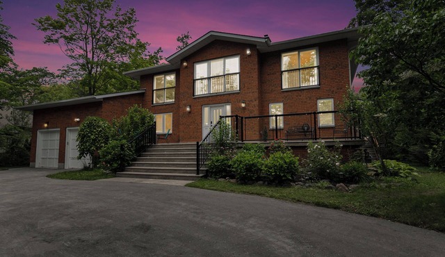 Grandview Family Beach House w/Hot Tub, Sauna & Sandy Beaches Steps Away!