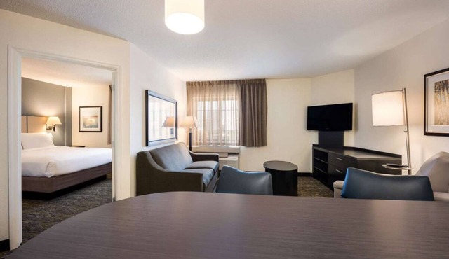 Great Deals! Pet-friendly Accommodation, Full Kitchen! Near The Shops at Legacy!