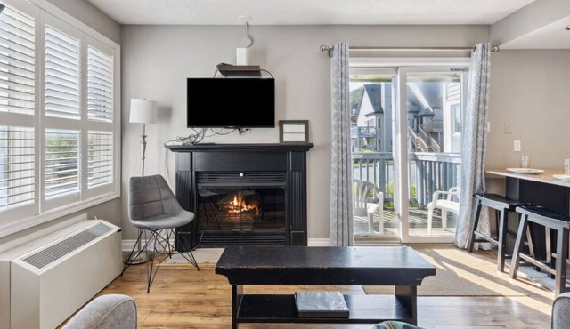 Ground Floor Hideaway at 307 with Hot Tub