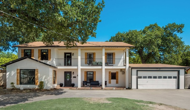 Group-Friendly Home- 10 minutes from Downtown Fort Worth/Stockyards-Sleeps 10!