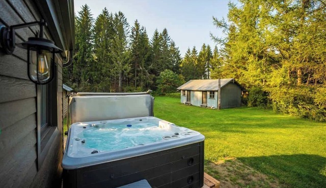 Handcrafted Log Chalet with Hot Tub and Fire Pit
