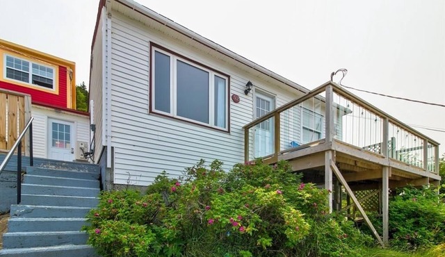 Harbourfront Downtown home with Hot Tub!