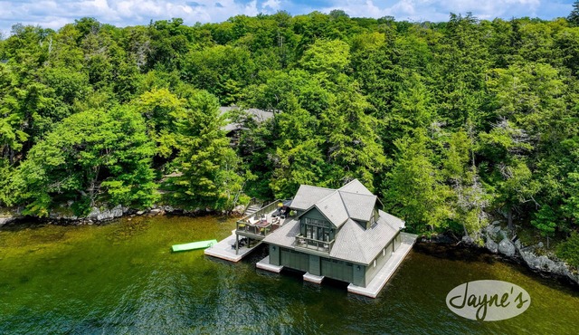 Hard packed Sandy Beach, spacious 7 brdm 6 bath! Boathouse w Sleeping & Sundeck!