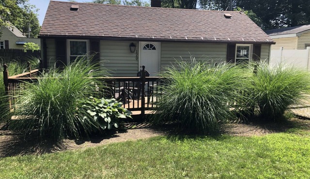 “Harrah’s Hideaway” Lake Shore Park 2brm Cottage. Public Boat Ramp & Beach