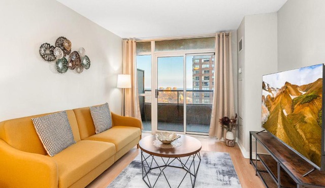 High-Rise Skyline Suite Sleeps 5 Steps to SQ1