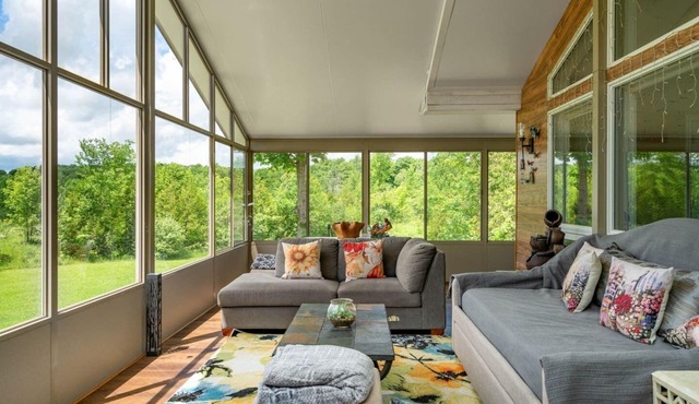 Hillside Haven Retreat: Sunroom & Pond Escape!