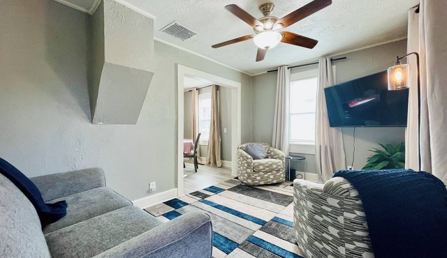 Hilltop Firecracker- a 2 Bedroom Homestead near The Denny & Downtown Sioux Falls