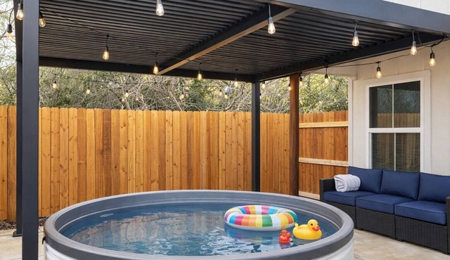 Hilltop Retreat, Private Lake Access, Cowboy Pool, Sleeps 8, Fully Fenced