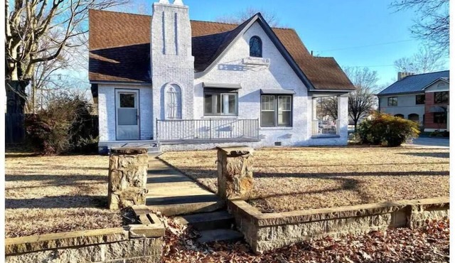 Historic Downtown Cottage in Russellville
