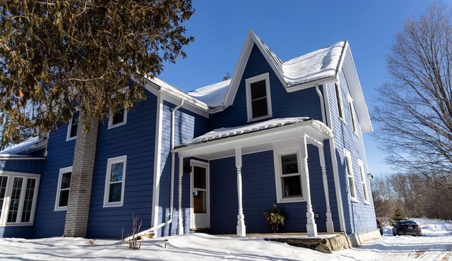 Historic Farmhouse - Spacious Country Getaway