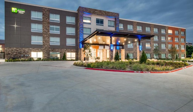 Holiday Inn Express & Suites Dallas North - Addison by IHG