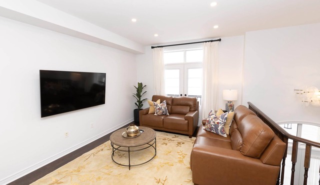 Home in Vaughan, Modern 3BR Home in Vaughan w/ Patio & Grill