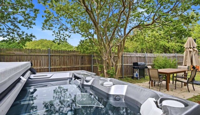 Hot Tub Retreat with Fenced Yard Near Lake Texoma