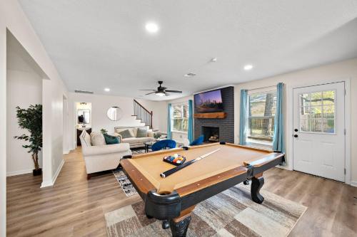 Houston Stay Game Room BBQ Yard Sleeps 16