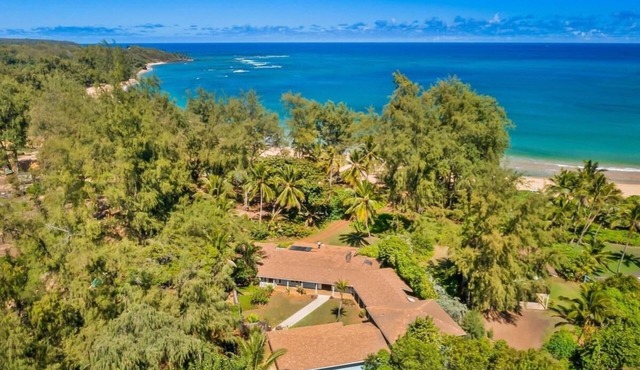 Huge 6 br/6 ba Beachfront, for big groups,A.C. accessible, in relaxed old Hawaii