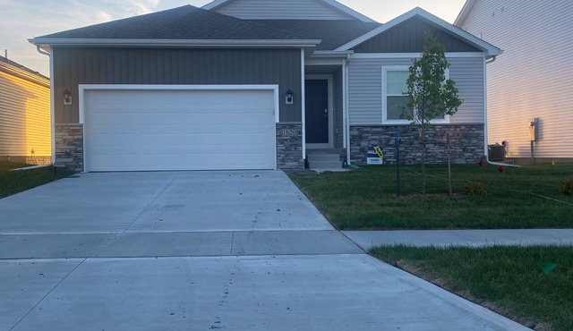 Is this Heaven? No It’s Iowa! 4-bedroom home on pond in welcoming Ankeny w/Wifi