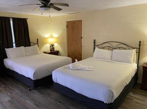 JI10 - Queen Guest Room located at the Joplin Inn