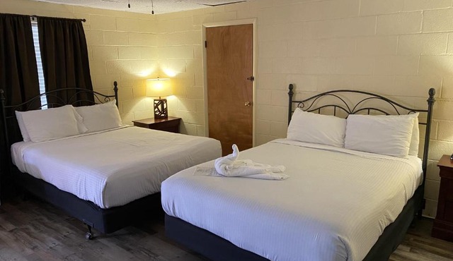 JI3 - Queen Guest Room located at the Joplin Inn
