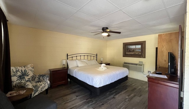 JI6, King Guest Room at the Joplin Inn at entrance to the resort by RedAwning